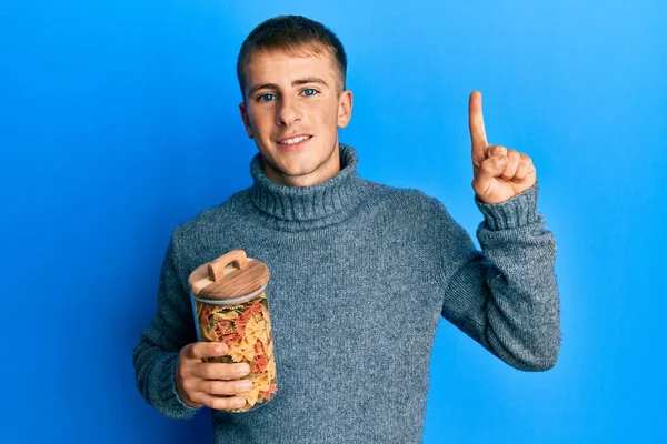 Jovem Caucasiano Segurando Jarra Massa Não Cozida Sorrindo Com Uma — Fotografia de Stock