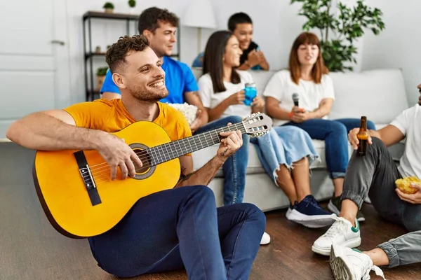Grupo Jovens Amigos Festa Sorrindo Feliz Tocando Guitarra Clássica Casa — Fotografia de Stock