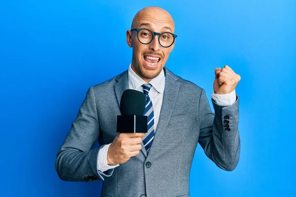 Homem Careca Com Barba Segurando Microfone Repórter Gritando Orgulhoso Celebrando — Fotografia de Stock