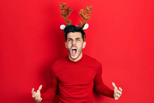 Mladý Hispánec Oblečený Roztomilých Vánočních Sobích Rohů Šíleně Šíleně Křičí — Stock fotografie