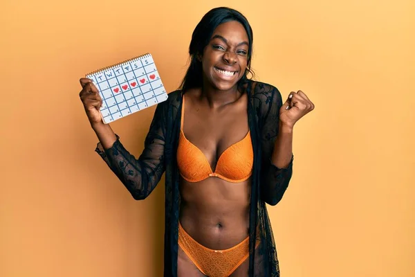 Çamaşırı Giyen Genç Afrikalı Amerikalı Kadın Kalp Takvimi Tutuyor Gururla — Stok fotoğraf