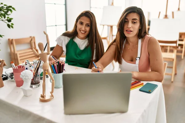 Dos Estudiantes Pintura Latina Sonriendo Felices Tener Clases Pintura Línea — Foto de Stock