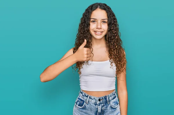 Adolescente Hispânico Menina Vestindo Roupas Casuais Fazendo Polegares Felizes Até — Fotografia de Stock