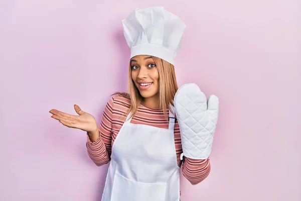 Schöne Hispanische Frauenuniform Mit Schürze Und Hut Und Schutzhandschuh Die — Stockfoto