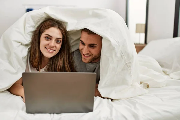 Joven Pareja Caucásica Viendo Película Utilizando Ordenador Portátil Tumbado Cama — Foto de Stock