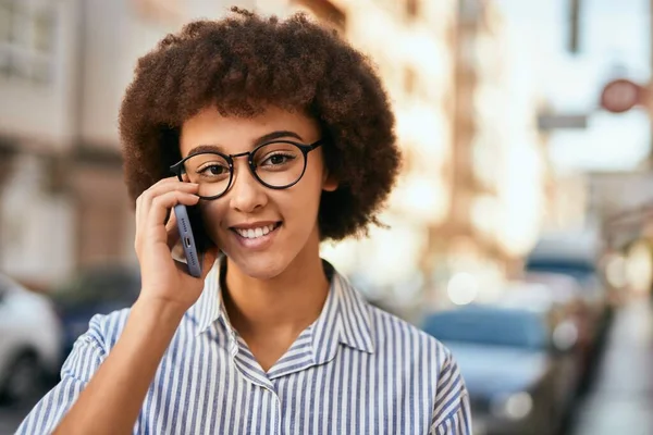 Joven Empresaria Hispana Sonriendo Feliz Hablando Smartphone Ciudad — Foto de Stock