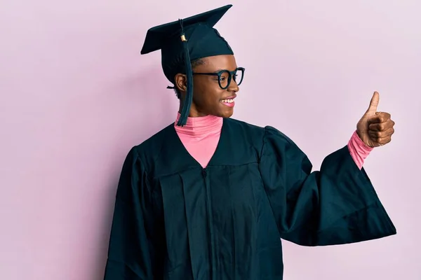 Giovane Ragazza Afro Americana Con Cappello Laurea Accappatoio Cerimonia Dall — Foto Stock