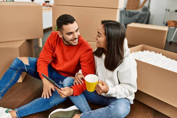 Young Latin Couple Drinking Coffee Using Touchpad New Home — Stock Photo, Image