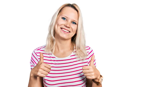 Ung Kaukasiska Kvinna Bär Casual Kläder Framgång Tecken Gör Positiv — Stockfoto