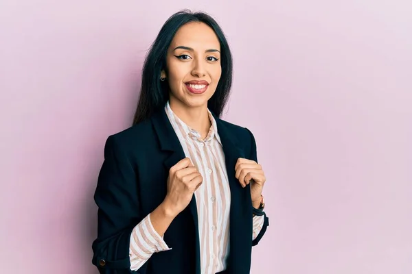 Jong Latijns Amerikaans Meisje Met Zakelijke Kleren Lachend Met Een — Stockfoto