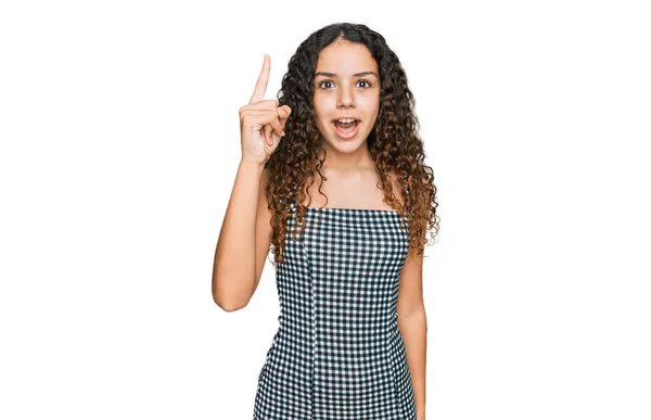 Gündelik Kıyafetler Giyen Genç Spanyol Kız Başarılı Bir Fikirle Işaret — Stok fotoğraf