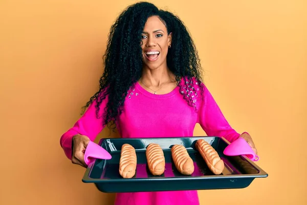 Mulher Afro Americana Meia Idade Segurando Pão Caseiro Sorrindo Rindo — Fotografia de Stock