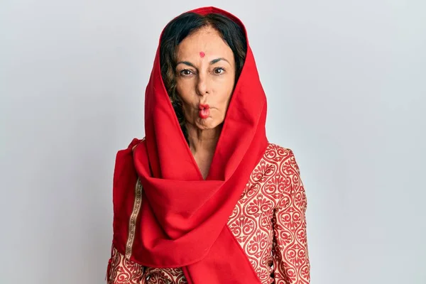 伝統的なシャーワニを身に着けている中世のパニック女性は唇 狂気とコミカルなジェスチャーで魚の顔を作る服を見た 面白い表現 — ストック写真
