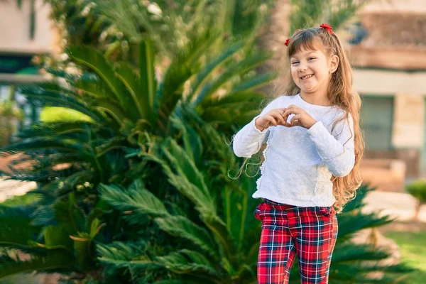 Sevimli Beyaz Çocuk Gülümsüyor Parkta Kalp Sembolü Yaparken Mutlu — Stok fotoğraf