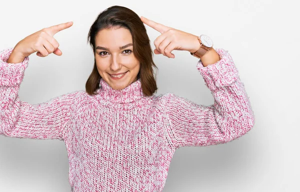 Joven Chica Caucásica Con Suéter Lana Invierno Sonriendo Apuntando Cabeza — Foto de Stock