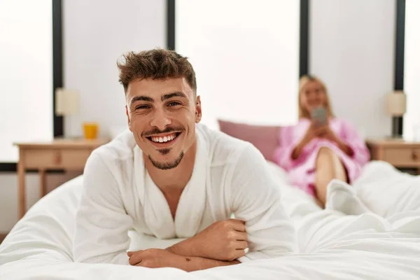 Νεαρό Καυκάσιο Ζευγάρι Χαμογελά Ευτυχισμένο Ξαπλωμένο Στο Κρεβάτι Στο Σπίτι — Φωτογραφία Αρχείου