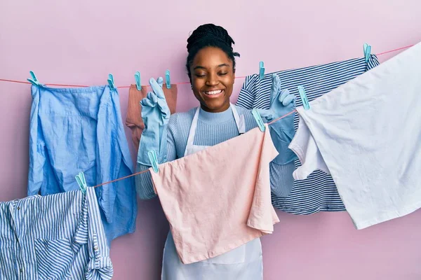 African American Woman Braided Hair Washing Clothes Clothesline Gesturing Finger — Zdjęcie stockowe