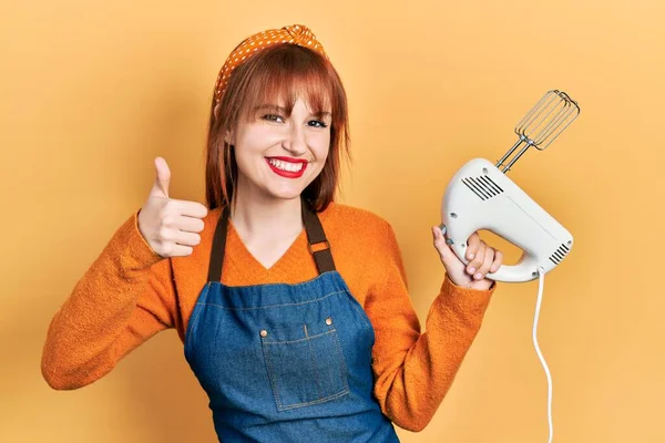 Redhead Mladá Žena Drží Pečivo Mixér Elektrický Mixér Šťastný Pozitivní — Stock fotografie