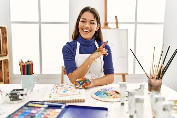 Jeune Femme Brune Studio Art Avec Les Mains Peintes Avec — Photo