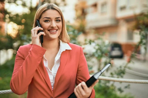 Junge Blonde Geschäftsfrau Lächelt Glücklich Und Plaudert Auf Dem Smartphone — Stockfoto