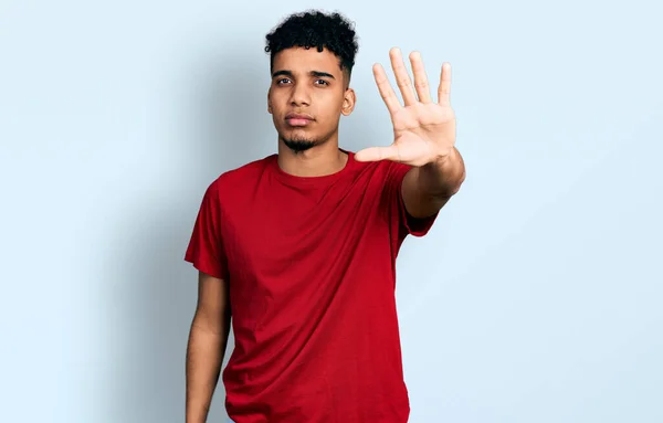 年轻的非洲裔美国人穿着休闲的红色T恤 用手的手掌停止歌唱 用消极而严肃的手势警告人 — 图库照片