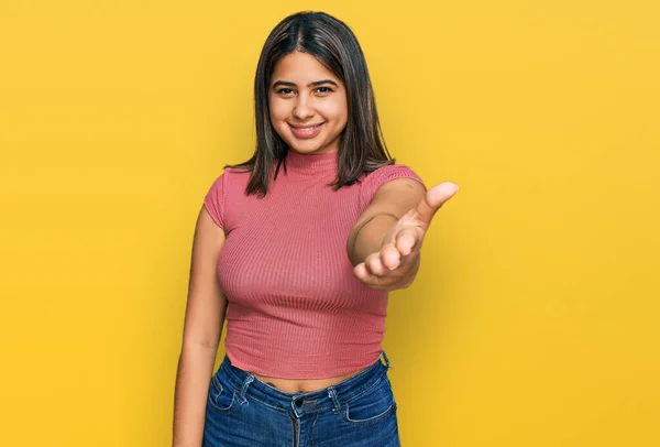 Joven Chica Hispana Vistiendo Camiseta Casual Sonriente Amistosa Ofreciendo Apretón —  Fotos de Stock