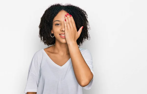 年轻的非洲裔美国女孩 身穿休闲装 一只眼睛蒙着 脸上挂着自信的微笑 感情令人惊讶 — 图库照片