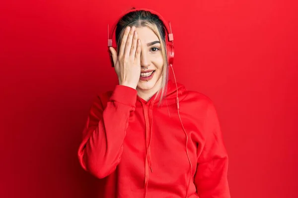 Joven Chica Moderna Con Ropa Gimnasio Uso Auriculares Que Cubren —  Fotos de Stock