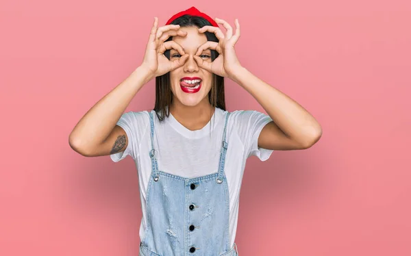 Menina Hispânica Jovem Vestindo Roupas Casuais Fazendo Gesto Como Binóculos — Fotografia de Stock