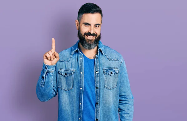 Hombre Hispano Con Barba Vistiendo Chaqueta Vaquera Casual Sonriendo Con —  Fotos de Stock