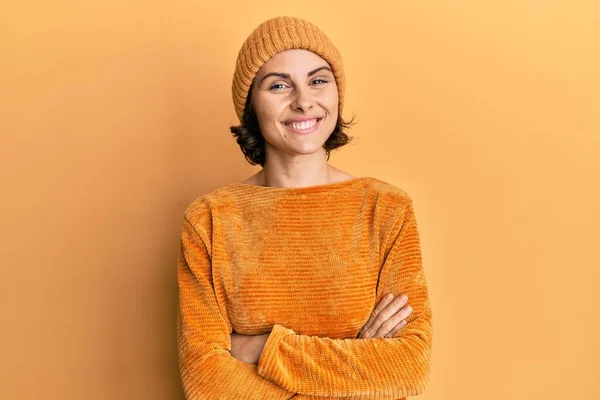 Νεαρή Μελαχρινή Γυναίκα Φορώντας Μάλλινο Καπέλο Και Χειμωνιάτικο Πουλόβερ Χαρούμενο — Φωτογραφία Αρχείου