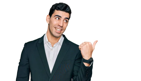 Schöner Hispanischer Mann Businesskleidung Lächelt Mit Glücklichem Gesicht Und Zeigt — Stockfoto