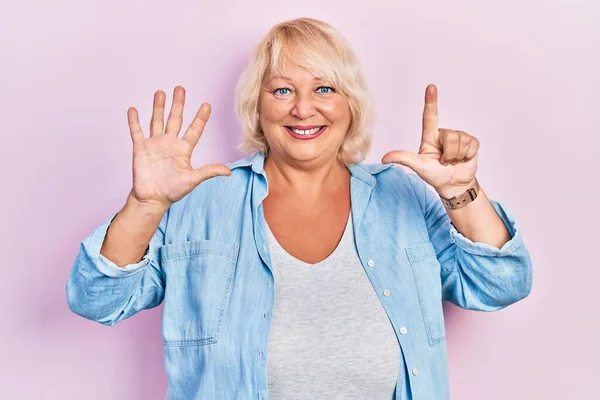 Medelålders Blond Kvinna Bär Casual Kläder Visar Och Pekar Upp — Stockfoto