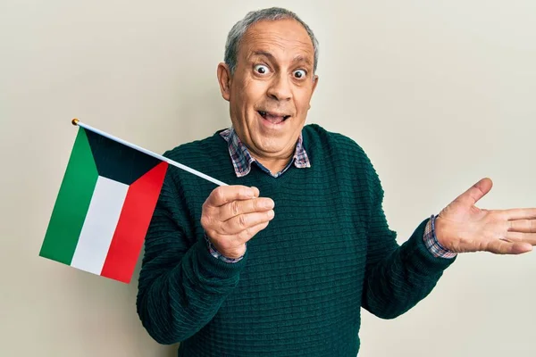 Stilig Senior Man Med Grått Hår Håller Kuwait Flagga Fira — Stockfoto