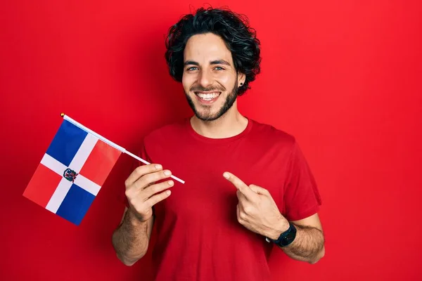 Snygg Latinamerikansk Man Med Herravälde Republikansk Flagga Ler Glad Pekar — Stockfoto