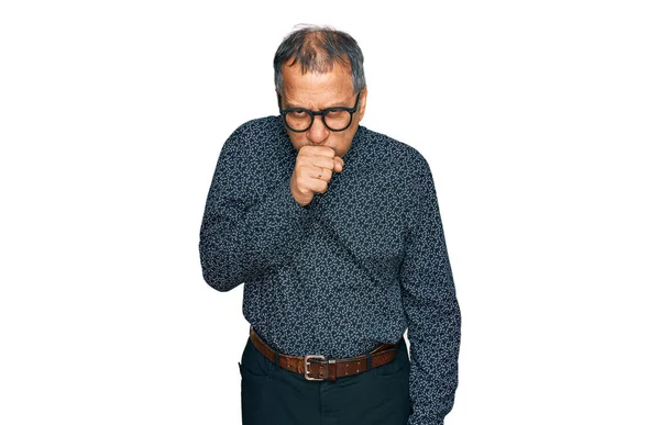 Hombre Indio Mediana Edad Con Ropa Casual Gafas Sintiéndose Mal —  Fotos de Stock