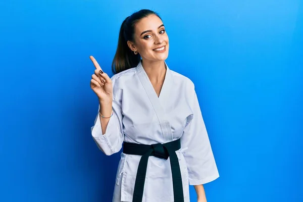 Bella Bruna Giovane Donna Che Indossa Uniforme Combattente Karate Con — Foto Stock