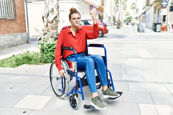 Tekerlekli Sandalyede Oturan Genç Esmer Kadın Öfkeyle Bağırıyor Öfkeyle Bağırıyor — Stok fotoğraf