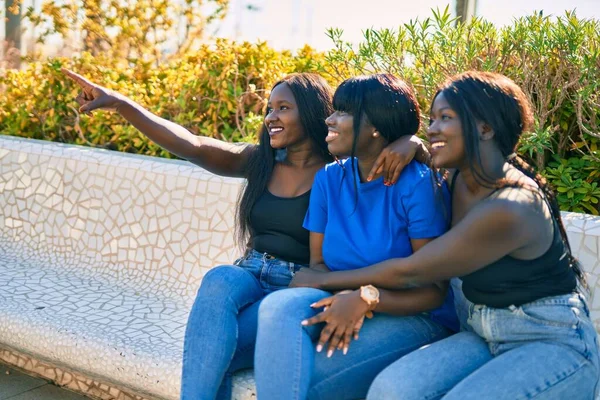 Drei Afrikanisch Amerikanische Freunde Zeigen Mit Dem Finger Auf Die — Stockfoto