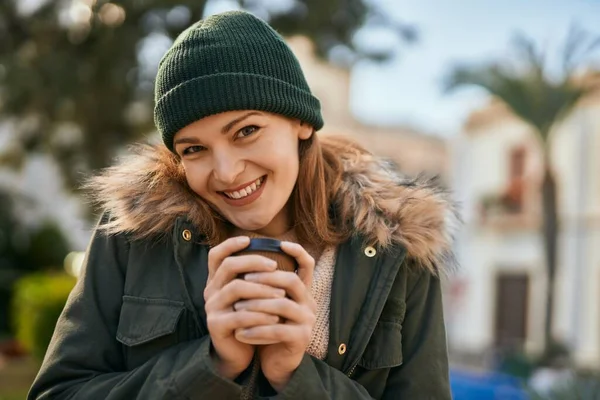 Jong Kaukasisch Meisje Glimlachen Gelukkig Drinken Koffie Stad — Stockfoto