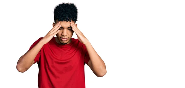 Jovem Afro Americano Vestindo Camisa Vermelha Casual Com Mão Cabeça — Fotografia de Stock