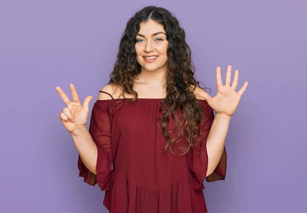 Junges Hispanisches Mädchen Lässiger Kleidung Zeigt Mit Finger Nummer Acht — Stockfoto