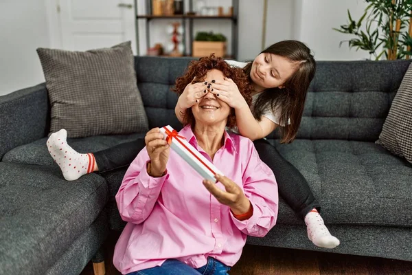 Reife Mutter Und Syndrom Tochter Hause Die Dem Anderen Ein — Stockfoto