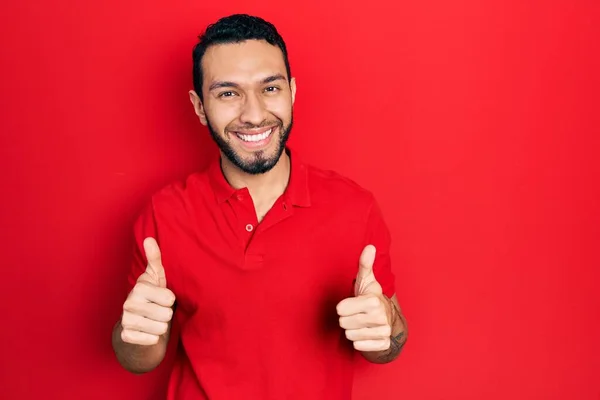 Ισπανόφωνος Άντρας Μούσι Που Φοράει Κόκκινο Μπλουζάκι Επιτυχία Κάνοντας Θετική — Φωτογραφία Αρχείου