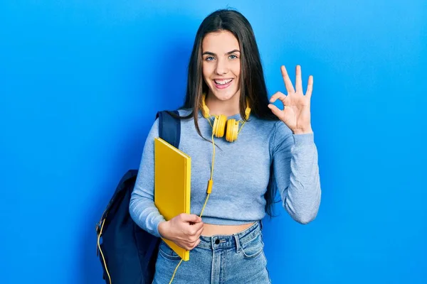 Junge Brünette Teenager Mit Studentenrucksack Und Kopfhörer Tun Zeichen Mit — Stockfoto