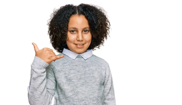 Afro Saçlı Günlük Kıyafetler Giyen Gülümseyen Parmaklarıyla Telefonla Konuşan Küçük — Stok fotoğraf