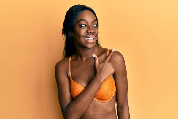 Mladá Africká Americká Žena Sobě Spodní Prádlo Veselým Úsměvem Ukazuje — Stock fotografie