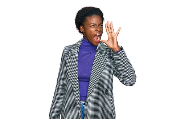 Mladá Afroameričanka Neformálních Šatech Křičela Křičela Hlasitě Stranu Rukou Ústech — Stock fotografie