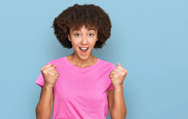 Joven Chica Hispana Vestida Con Ropa Casual Celebrando Sorprendida Sorprendida — Foto de Stock