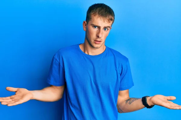 Giovane Uomo Caucasico Indossa Casual Shirt Blu Incapace Confuso Con — Foto Stock